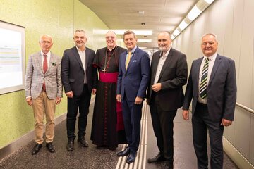 Dr. János Perényi, Stellvertretender Vorstandsvorsitzender der Raaber Bahn, Landesrat Heinrich Dorner, Bioschof Ägidius Zsifkovics, Bundesminister KommR Peter Hanke, Landeshauptmann Hans Peter Doskozil und Szilárd Kövesdi, Generaldirektor der Raaber Bahn