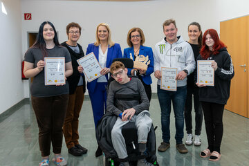 SOL Maria Liebmann, Landesrätin Mag (FH) Daniela Winkler, Ruth Lang, MSc M.A. (Direktorin ASO Oberpullendorf), Maria Sampl , BEd mit Schüler:innen