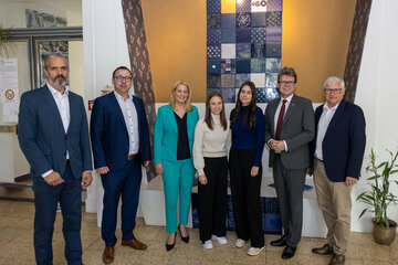 Schülerinnen der HTL Pinkafeld planen und gestalten die Aula der Landesfachschule Stoob (v.l.) Prof. Dipl.-Ing (FH) Leonhard Schmid, Prof. Dipl.-Ing. Thomas Hochwarter, Landesrätin Mag. (FH) Daniela Winkler, Schülerinnen des 4. Jahrganges Hochbau der HTL Pinkafeld, Wissenschaftsminister Mag. Dr. Martin Polaschek, Prof. Mag. Thomas Pickl, IF-/IT-Werkstättenleiter.