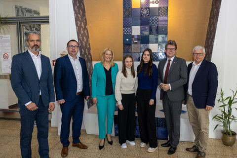 Schülerinnen der HTL Pinkafeld planen und gestalten die Aula der Landesfachschule Stoob (v.l.) Prof. Dipl.-Ing (FH) Leonhard Schmid, Prof. Dipl.-Ing. Thomas Hochwarter, Landesrätin Mag. (FH) Daniela Winkler, Schülerinnen des 4. Jahrganges Hochbau der HTL Pinkafeld, Wissenschaftsminister Mag. Dr. Martin Polaschek, Prof. Mag. Thomas Pickl, IF-/IT-Werkstättenleiter.