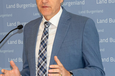 Landesrat Dr. Leonhard Schneemann.