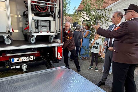 Landesrat Leonhard Schneemann bei der Besichtigung des neuen Versorgungsfahrzeuges mit Allradantrieb der Freiwilligen Feuerwehr Buchschachen.