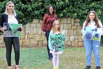 Naturschutzreferentin Landeshauptmannstellvertreterin Mag.a Astrid Eisenkopf mit den drei Preisträgerinnen des Fotowettbewerbs „Auf Natursafari“ zum diesjährigen Thema „Mein Naturerlebnis dahoam“. V.l.: Christin Hochreiter (1. Platz), LRin Mag.a Astrid Eisenkopf, Vanessa Schweiger (3. Platz), Laura Sommer (2. Platz)