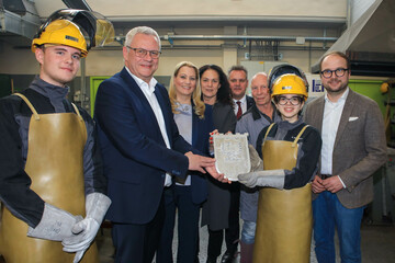 Leon Köppel, Bürgermeister LAbg. Mag. Thomas Steiner, Bildungslandesrätin Mag.a (FH) Daniela Winkler, Vizebürgermeisterin Charlotte Toth-Kanyak, Direktor DI Thomas Schober, Dipl.-Päd. Karl Mally, Elisabeth Deutschmann und Vizebürgermeister Istvan Deli, BA