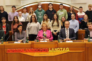 Beide Klassen des Wimmer Gymnasiums Oberschützen mit Landtagspräsidentin Verena Dunst (vorne, Mitte) sowie Landesrat Dr. Leonhard Schneemann (4.v.r., vorne) sowie DDr. Barbara Glück (3.v.l., vorne) und Auslandsdiener Jonathan Dorner (2.v.r., vorne).