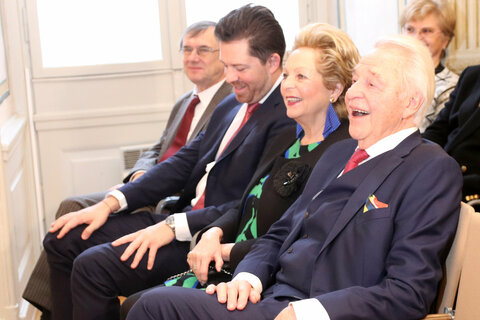 Landeshauptmann Hans Peter Doskozil überreichte das Komturkreuz mit Stern an KS Prof. Harald Serafin.