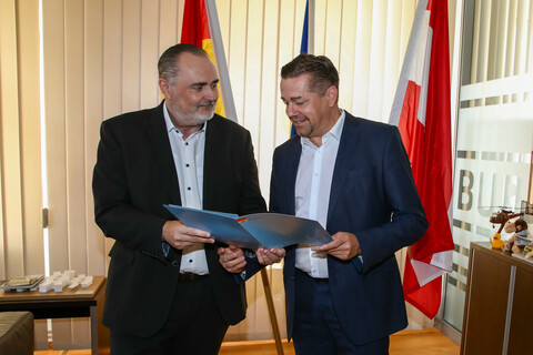 Landeshauptmann Hans Peter Doskozil übergab Andreas Temmel das Dekret zur Bestellung zum Landesamtsdirektor-Stellvertreter.