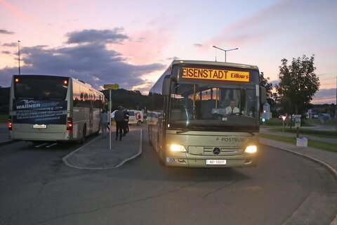 Landesrat Heinrich Dorner verteilte auch Frühstückssackerl mit Kipferl und Äpfel gefüllt direkt in den ankommenden Bussen bei der Park&Ride-Anlage in Weppersdorf.