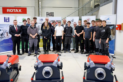 Landesrat Heinrich Dorner bei der Präsentation der Tragkraftspritzen-Attrappen, die von den Schülerinnen und Schülern der HTBLA Eisenstadt gebaut wurden