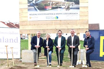 Andreas Schabhietl (Firma Porr), Andrea Hacker-Pfingstl (Kindergartenleiterin), Bürgermeister Jürgen Dolesch, Baulandesrat Heinrich Dorner und Gerald Prenner (Architekt).