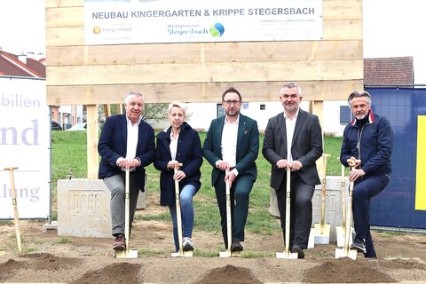 Andreas Schabhietl (Firma Porr), Andrea Hacker-Pfingstl (Kindergartenleiterin), Bürgermeister Jürgen Dolesch, Baulandesrat Heinrich Dorner und Gerald Prenner (Architekt).