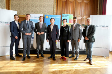 Informierten in Rahmen einer Pressekonferenz über der Summit Industrie 4.0 (v.l.): Roland Sommer, Geschäftsführer der Plattform Industrie 4.0, Wirtschaftslandesrat Jochen Danninger, Niederösterreich, Wirtschaftslandesrat Leonhard Schneemann, Gerhard Hirczi, Geschäftsführer Wirtschaftsagentur Wien, Henriette Spyra, Leitern Sektion Innovation & Technologie im Bundesministerium für Klimaschutz, Umwelt, Energie, Mobilität, Innovation und Technologie, Stefan Ehrlich-Adám, Präsidiumsmitglied Industriellenvereinigung Wien, und Peter Schleinbach, Bundessekretär für Branchen- und Kollektivvertragspolitik PRO-GE