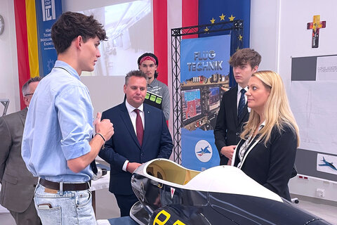 Landesrätin Daniela Winkler, HTBLA-Direktor Thomas Schober, Schulqualitätsmanager Werner Zwickl, Schulqualitätsmanagerin Michaela Seidl, Karin Wagner, Leiterin der Bildungsregion Süd, und Franz Bock, Leiter der Bildungsdirektion Nord zeigten sich gemeinsam mit den Abteilungsleitern von den Präsentationen der Schülerinnen und Schüler am Tag der offenen Tür in der HTBLA Eisenstadt beeindruckt.