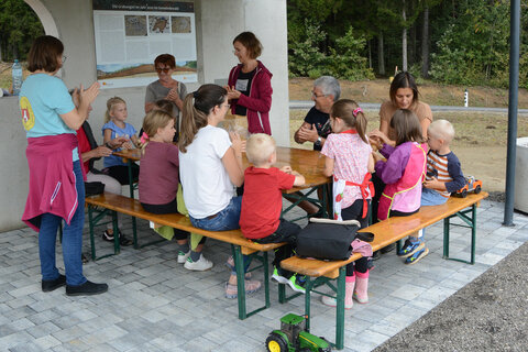 Urgeschichtliches Töpfern beim Archäologischen Rastplatz in Grafenschachen