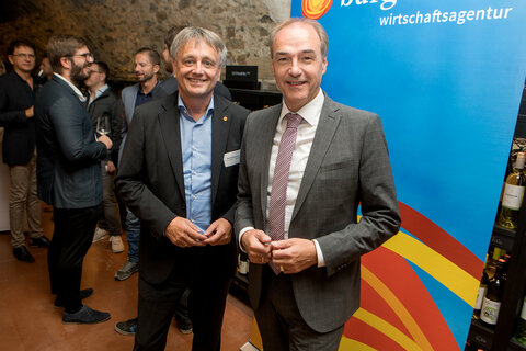Landesrat Dr. Leonhard Schneemann eröffnete gemeinsam mit Wirtschaftsagentur Burgenland-Geschäftsführer Mag. Michael Gerbavsits (v.r.) den Wirtschaftsstammtisch in Stadtschlaining.
