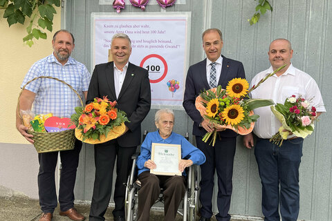SPÖ-Ortstparteiobmann Christoph Ringhofer, Bürgermeister Christian Pinzker, Anna Ringhofer, LR Dr. Leonhard Schneemann und Gemeindevorstand Ing. Martin Ringhofer.