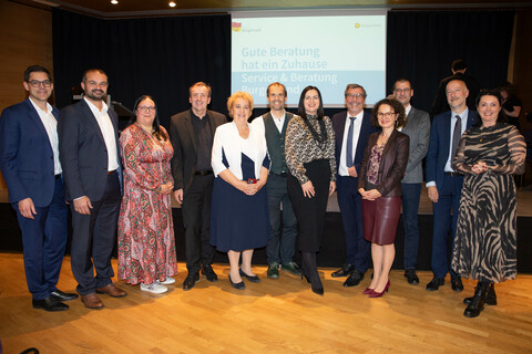 LAbg. Mag. Christian Dax, LAbg. Markus Wiesler, fachliche Leiterin Dr.in Michaela Puhr, Nationalratsabgeordneter Mag. Christian Drobits, Landtagspräsidentin a.D. LAbg. Verena Dunst, LAbg. Wolfgang Spitzmüller, Landeshauptmann-Stv.in Mag.a Astrid Eisenkopf, Hauptreferatsleiter Otto Kropf, LAbg. Elisabeth Trummer, Mag. (FH) Clemens Mitterlehner, Geschäftsführer des Dachverbands der Schuldenberatungen in Österreich, der Superintendent der Evangelischen Kirche im Burgenland Dr. Robert Jonischkeit, Caritas Burgenland Direktorin Mag.a (FH) Melanie Balaskovits