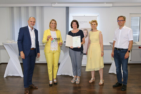 Zertifikat „Bewegte Schule“ für VS Andau: v.l.: BD Mag. Heinz Josef Zitz, LRin Mag.a (FH) Daniela Winkler, VS-Dir.in Margit Binggl, VS Andau, HRin Mag.a Sandra Steiner, Leiterin des Präsidialbereichs in der Bildungsdirektion, HR Mag. Jürgen Neuwirth, Leiter Bereich Pädagogischer Dienst in der Bildungsdirektion Burgenland