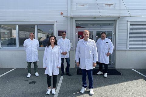 Austria Pet Food Pöttelsdorf: Wirtschaftslandesrat Dr. Leonhard Schneemann stattete dem wachsenden Unternehmen einen Betriebsbesuch ab und sprach mit der Belegschaft und Geschäftsführer Bernd Berghofer über die weitere Entwicklung und den Wachstumskurs des Unternehmens. Begleitet wurde der Landesrat von der Pöttelsdorfer Vizebürgermeisterin Eva Schachinger