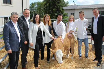Landeshauptmann Hans Peter Doskozil, Landesrätin Mag.a Astrid Eisenkopf, Landesrat MMag. Alexander Petschnig und die Familie Haller gaben beim Kräuterpflanzen gemeinsam mit den Kindern der Volksschule Buchschachen den offiziellen Startschuss für das „Bullinarium-Hallers Bull Beef & Infotainment“ in Markt Allhau.