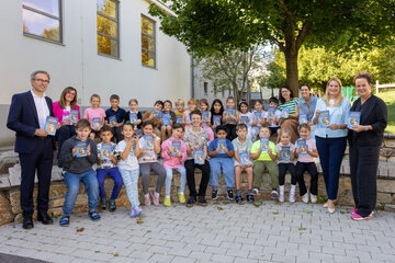Jürgen Neuwirth (Leiter des Pädagogischen Dienstes der Bildungsdirektion Burgenland), Familie Massing, Bildungslandesrätin Daniela Winkler und Volksschuldirektorin Charlotte Toth-Kanyak mit der Lehrerin und den Schülerinnen und Schülern der 2. Klasse der Volksschule Eisenstadt.