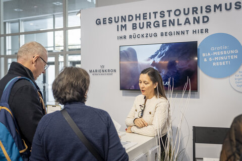Elke Müller, Geschäftsführerin Marienkron Retreat & Health Resort, im intensiven Austausch mit Messebesucherinnen und Messebesuchern bei Beratungsgesprächen.