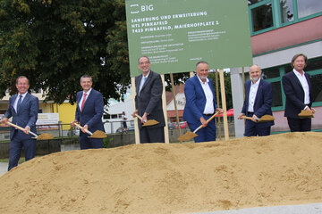 BIG-Geschäftsführer DI Wolfgang Gleissner, Dir. Prof. DI Dr. Wilfried Lercher, MA, Bundesminister Univ.-Prof. Dr. Heinz Faßmann, Landeshauptmann Hans Peter Doskozil, Bildungsdirektor HR Mag. Heinz Josef Zitz und Bürgermeister LAbg. Mag. Kurt Maczek beim Spatenstich für den Neubau der HTL Pinkafeld