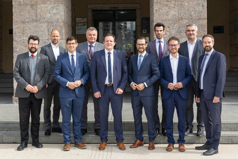 Gruppenbild von der Landesverkehrsreferenten-Konferenz in Tirol (vordere Reihe v.l.) Städtebund-Vorsitzender Vize-Bgm Harald Ludwig, LHStv Martin Gruber (Kärnten), LR René Zumtobel, LR Sebastian Schuschnig (Kärnten), LR Daniel Zadra (Vorarlberg), LHStv Stefan Schnöll (Salzburg); (hintere Reihe v.l.) LR Marco Tittler (Vorarlberg), LR Günther Steinkellner (Oberösterreich), LHStv Udo Landbauer (Niederösterreich), LR Heinrich Dorner (Burgenland).