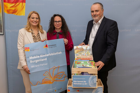 aben den Startschuss für mobile Kinderbibliotheken für Schulen im Burgenland: Landeshauptmann Hans Peter Doskozil und Landesrätin Daniela Winkler mit Silke Rois, Vorsitzende des Landesverbandes Bibliotheken Burgenland