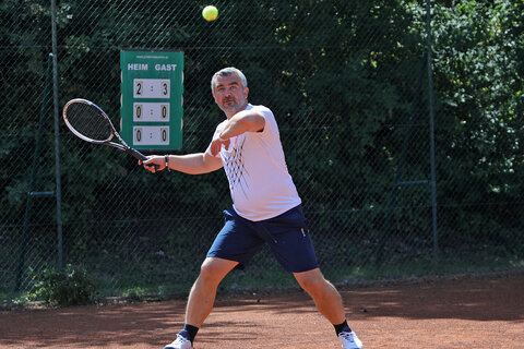 Sport-Landesrat Heinrich Dorner in Action beim Charity-Doppelturnier.