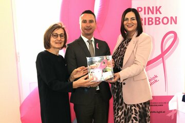 Pink Ribbon_01: Andrea Konrath (Geschäftsführerin Krebshilfe Burgenland), Landtagspräsident Robert Hergovich und Landeshauptmann-Stellvertreterin Astrid Eisenkopf.