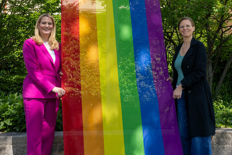 Landesrätin Mag.a (FH) Daniela Winkler und Landeshauptmann-Stellvertreterin Anja Haider-Wallner beim Hissen der Regenbogenfahne vor dem Landhaus.