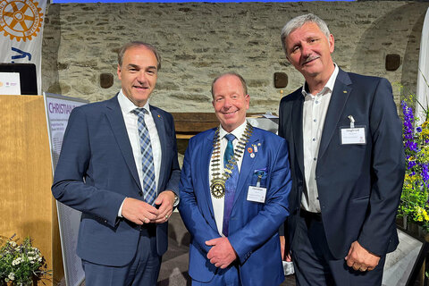 Landesrat Leonhard Schneemann mit Rotary-Vorsitzendem, "Governor des Distrikts 1910" Christian Bammer und Mitglied Siegfried Fleischhacker (Rotary-Club Oberwart-Hartberg) (v.l.) auf Burg Schlaining.