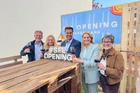 Neusiedler See-Erlebnisregionsmanager Patrik Hierner, Erste Vizebürgermeisterin von Illmitz Heidemarie Galumbo, Burgenland Tourismus-Geschäftsführer Didi Tunkel, Landesrätin Daniela Winkler und Zweite Vizebürgermeisterin von Illmitz Anna Sipötz beim gestrigen Auftakt des See Opening 2026 in Illmitz