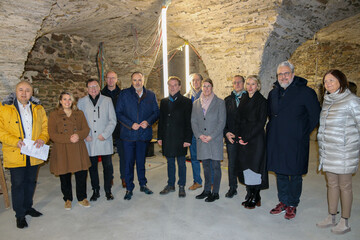 Landeshauptmann Mag. Hans Peter Doskozil und Burgkoordinator Mag. Norbert Darabos mit den Vertretern von Kultur, Friedensinstitut (Austrian Centre for Peace), Gemeinde und Bau beim Besuch auf der Burg Schlaining.