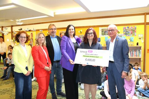 VS_Kaisersdorf: LH-Stv.in Astrid Eisenkopf bei der Preisübergabe an die Volksschule Kaisersdorf.