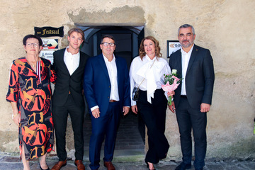 150 Jahre Gager Parkett 1: Marianne Gager, Samuel Gager, Thomas Gager und Judit Gager mit Landesrat Heinrich Dorner bei der Jubiläumsfeier auf Schloss Lockenhaus