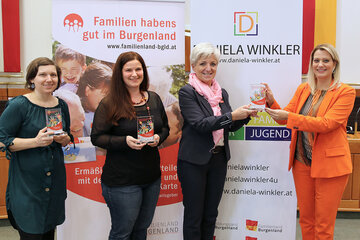Landesrätin Daniela Winkler mit den GewinnerInnen des Familienpreises 2020. V.l.: Katharina Hutterer (3. Preis), Mag. Anna Bogner-Gombotz (2. Preis), ASKÖ-Vizepräsidentin LAbg. Doris Prohaska (1. Preis), LRin Mag.a Daniela Winkler