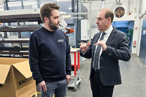 Landesrat Leonhard Schneemann beim Betriebsbesuch mit Geschäftsführer Ing. Thomas Braun.