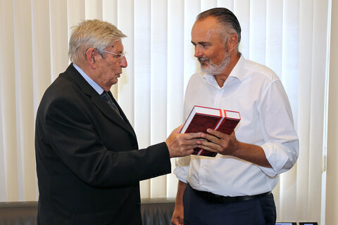 „Mit Österreich verbunden“: Historiker Gerald Schlag überreichte Landeshauptmann Hans Peter Doskozil die Neuauflage seines Buchs „Aus Trümmern geboren: Burgenland 1918-1921“