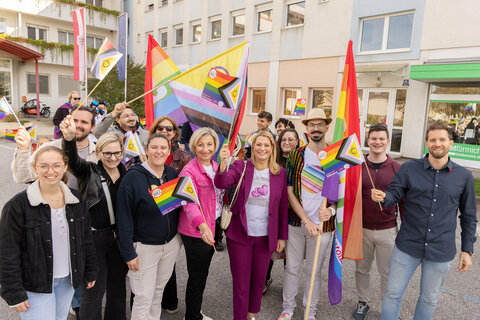 Landesrätin Daniela Winkler (im Bild vorne, 4. v. rechts) bei der Burgenland Pride in Mattersburg.