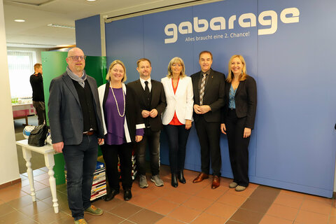 Landesrat Dr. Leonhard Schneemann (2.v.r.) mit dem Geschäftsführenden Vorstand Stephan Schimanowa, AMS Burgenland-Geschäftsführerin Helene Sengstbratl, Landtagsabgeordneter Dr. Roland Fürst, Bürgermeisterin, Landtagsabgeordnete Elisabeth Böhm und Gründerin und Vorsitzende des Vorstandes von "gabarage" DSK Gabriele Gottwald-Nathaniel (v.l.).