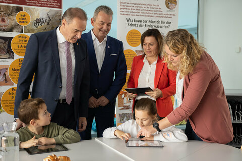 (stehend v.l.) Landesrat Dr. Leonhard Schneemann, A1 CEO Marcus Grausam, Direktorin Petra Leitgeb, BEd MA und Lehrerin Stephanie Penzes, BEd MA, mit Kindern der Volksschule Schattendorf anlässlich der Übergabe von IPads an die Volksschule durch A1.