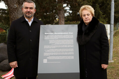 LR Mag. Heinrich Dorner und Landtagspräsidentin Verena Dunst an der neuen Informationstafel am Mahnmal in Lackenbach