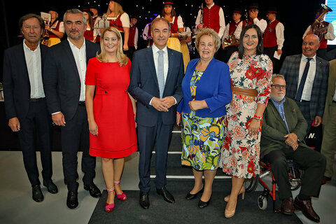 3. Landtagspräsident, Pinkafelds Bürgermeister Mag. Kurt Maczek, Landesrat Mag. Heinrich Dorner, Landesrätin Mag. (FH) Daniela Winkler, Landesrat Dr. Leonhard Schneemann, Landtagspräsidentin Verena Dunst und Landeshauptmann-Stellvertreterin Mag.a Astrid Eisenkopf (v.l.) nach der offiziellen Eröffnung der 51. Inform Oberwart 2022.