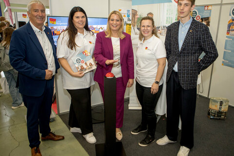 Bildungslandesrätin Mag.a (FH) Daniela Winkler am Stand des Landes Burgenland.