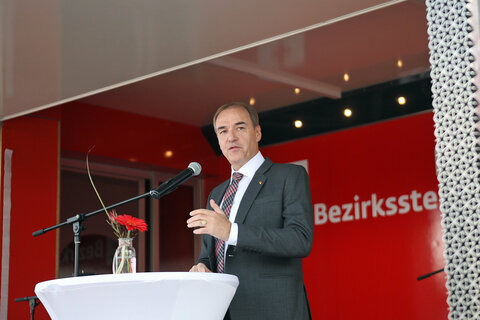 Soziallandesrat Dr. Leonhard Schneemann bei seiner Festrede.