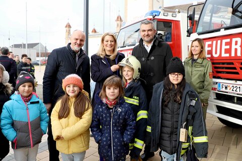 (2. Reihe v.l.n.r.) Bildungsdirektor Mag. Heinz Josef Zitz, Landesrätin Mag. (FH) Daniela Winkler und Landesrat Mag. Heinrich Dorner bei der Präsentation der Initiative „Gemeinsam.Sicher.Feuerwehr“ in Bruckneudorf.