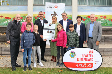 Der erste von 100 „Mental Fit Pfaden“ wurde in der Volksschule Am Tabor in Neusiedl am See eröffnet. V.l. Bildungsdirektor Mag. Heinz Josef Zitz, Bgm.in Elisabeth Böhm, LR Mag. Heinrich Dorner, LRin Mag.a Daniela Winkler, ASKÖ-Präs. KommR Dr. Alfred Kollar, Vizepräs.in Sportunion Burgenland, Anita Rongitsch, ASVÖ-Präs. Robert Zsifkovits mit Kindern der VS Am Tabor, v.l. Lukas Gangl, Johannes Fischer, Julianna Wojnesich, Lukas Haider