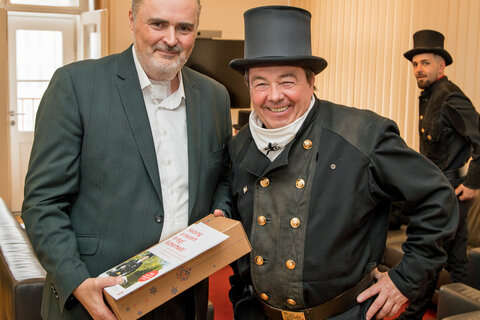 Bernhard Sammer überreichte Landeshauptmann Hans Peter Doskozil ein Geschenk.